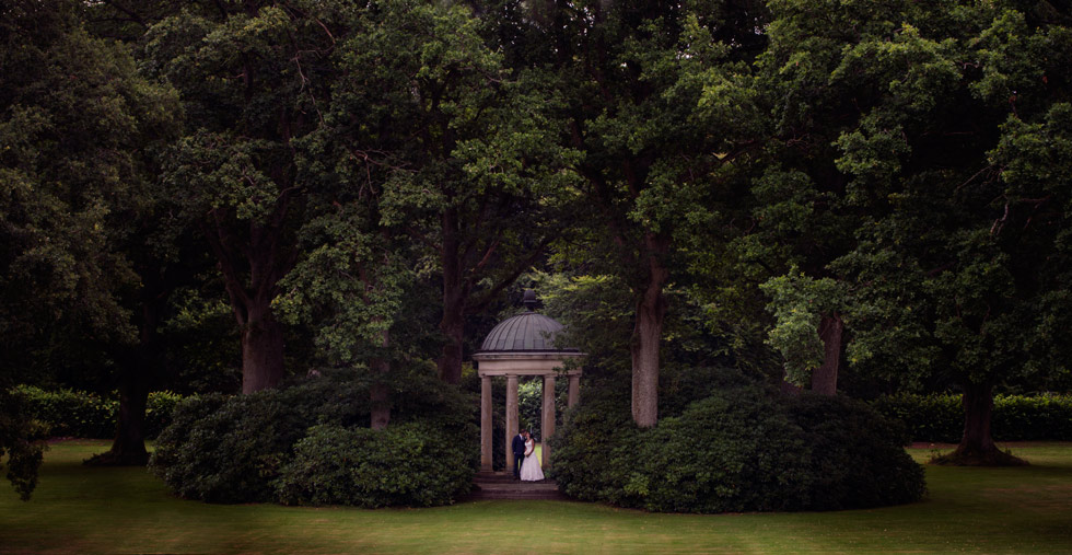 Vegeholms slott brudpar söker skydd i regn